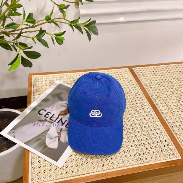 ? Balenciaga, a niche designer brand, offers three-dimensional relief baseball caps with cus3o44eyjf