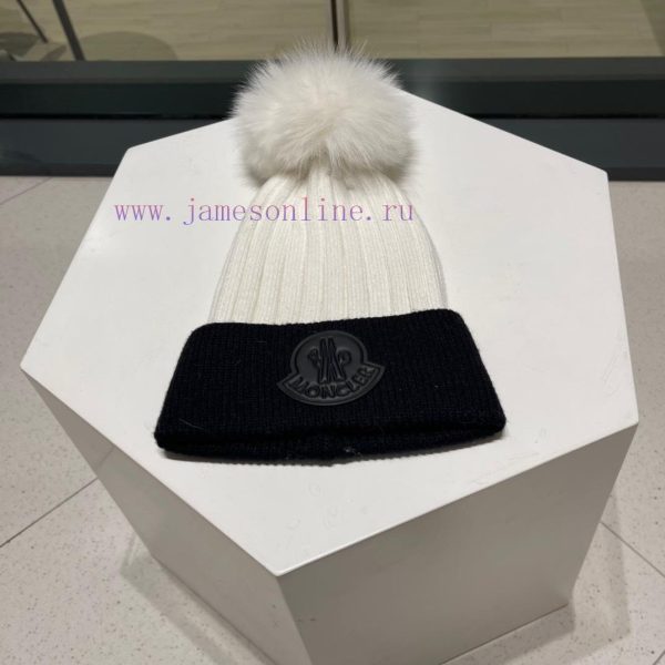 ?MONCLER The classic autumn and winter knitted wool hat with a mouth covering is extremelyv2kufbk3