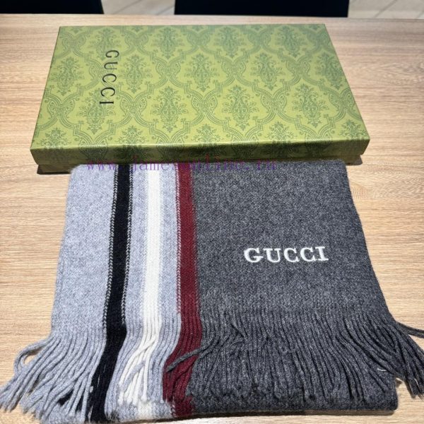 Gucci, high-end wool knitted scarf! This men's design is formal, casual, and very classical.fswdmzqd