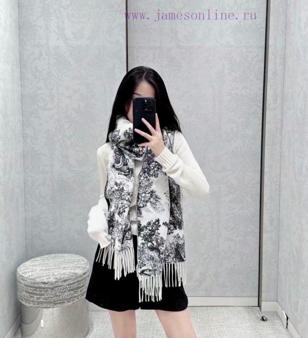This Sauvage printed scarf reinterprets Dior's classic pattern with carefully crafted cashmeuxlasvhx - Image 3