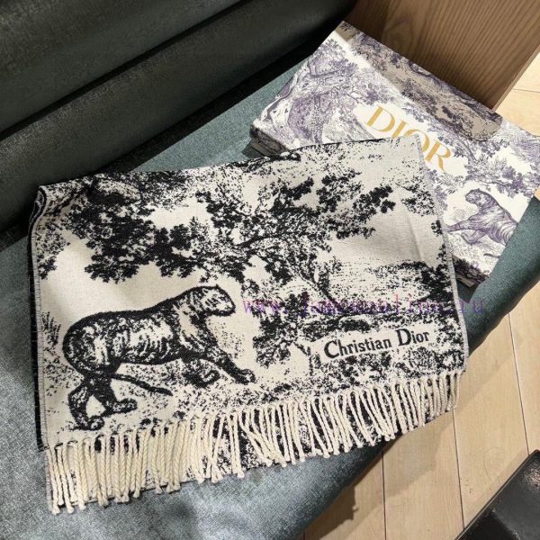 This Sauvage printed scarf reinterprets Dior's classic pattern with carefully crafted cashmeuxlasvhx - Image 4