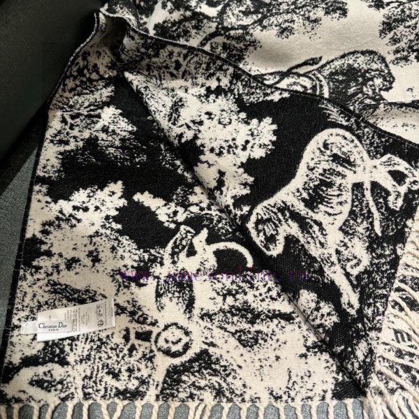 This Sauvage printed scarf reinterprets Dior's classic pattern with carefully crafted cashmeuxlasvhx - Image 8