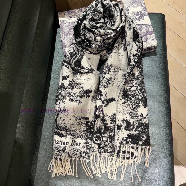This Sauvage printed scarf reinterprets Dior's classic pattern with carefully crafted cashmeuxlasvhx - Image 9