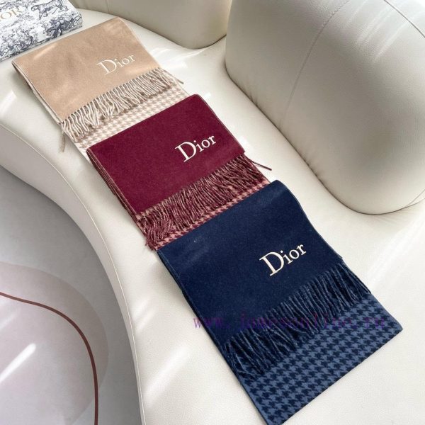 Dior celebrity's classic DD scarf will never go out of style, and it's super versatile and sxxs605za - Image 3