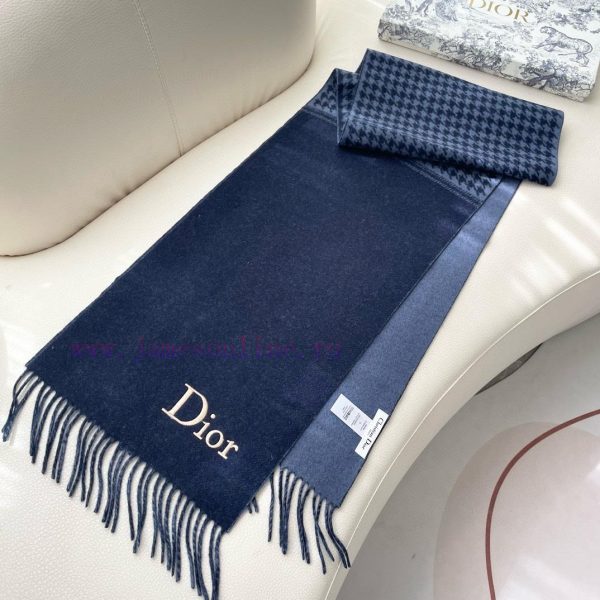 Dior celebrity's classic DD scarf will never go out of style, and it's super versatile and sxxs605za - Image 5