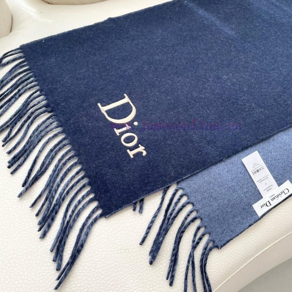 Dior celebrity's classic DD scarf will never go out of style, and it's super versatile and sxxs605za - Image 9