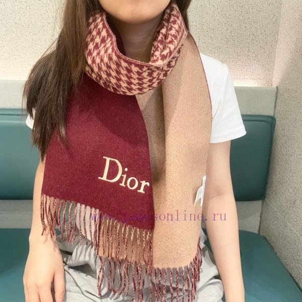 Dior celebrity's classic DD scarf will never go out of style, and it's super versatile and snn3zla7v