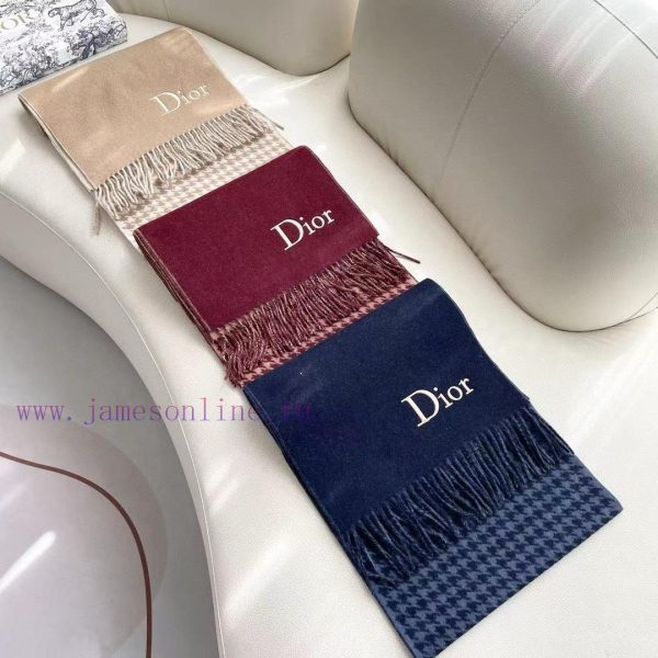 Dior celebrity's classic DD scarf will never go out of style, and it's super versatile and snn3zla7v - Image 3
