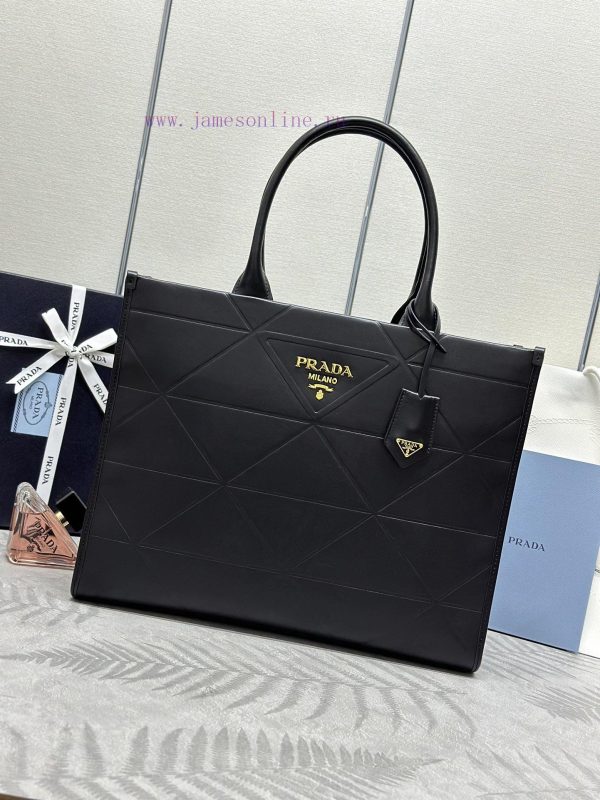 The new triangular diamond grid tote bag 1BA377 tote bag large sizeThis tote bag is made of aboxgly7