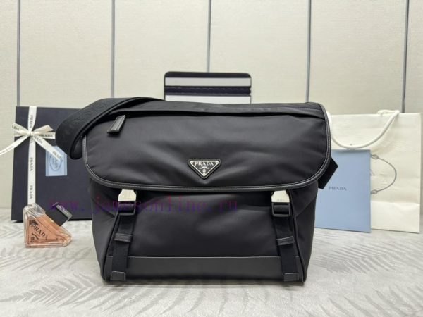 This new mailman bag 2VD052A is designed with recycled nylon yarn Re Nylon material, featuriar9xdts8
