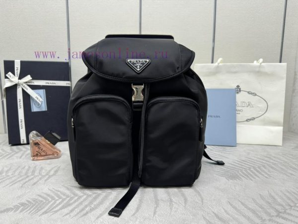 Upgraded version of the popular nylon backpack 1BZ005, featuring a classic triangular enamels7rqodpm