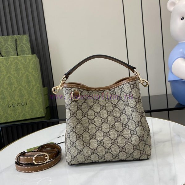 Gucci The GG shopping bag, with its distinctive GG pattern and striped ribbon, is a classic r66s8acj