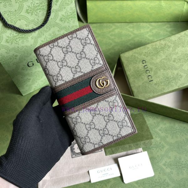Gucci This simple and slender wallet features GG series embellishments with same tone leathe je0beoqu