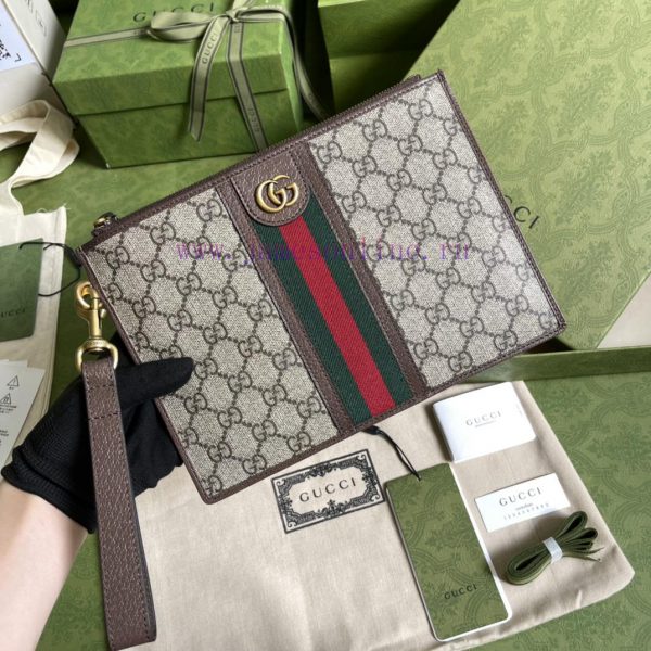 Gucci This simple and slender wallet features GG series embellishments with same tone leathe enk0k4ez