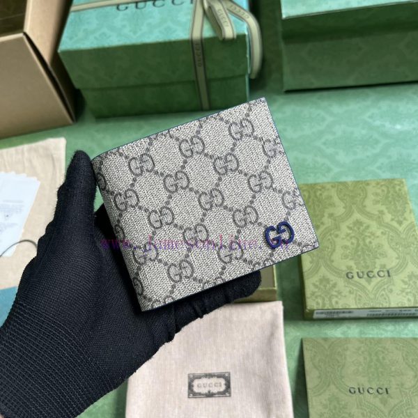Gucci This men's wallet, adorned with GG details, Gucci small leather accessories, breaks th okzfus25