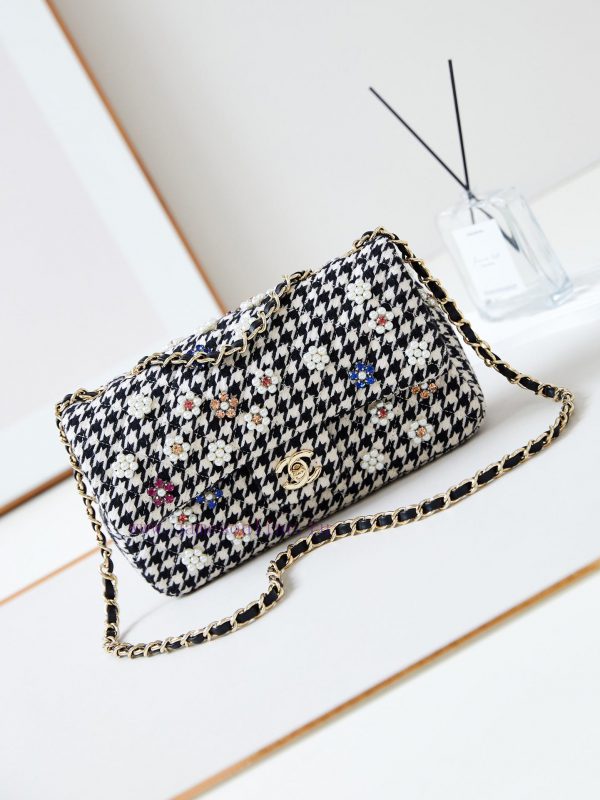 Chanel Bag The new spring outfit of 24B is woven with shiny CF fabric and pearls, shining br zwo9gt65