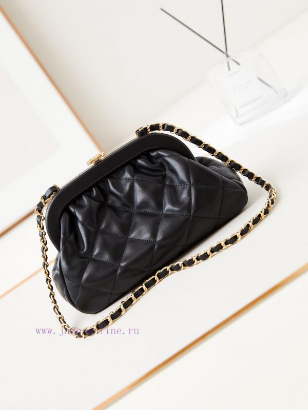 Chanel Bag This popular cloud bag is the 24A cloud bag. The king of the pack actually carrie 3xfrwvw1