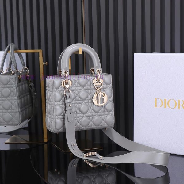 Lady Dior's four grid pearl gray, classic Diana handbag embodies Dior's profound insight int c5hm201m