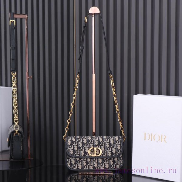 The latest 30 Montaigne Avenue series of top spot goods, another Rocket bag, has a more smoo k6hm3wts