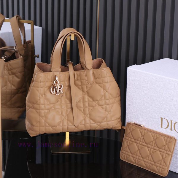 The caramel colored medium-sized new Toujours handbag, this Dior Toujours handbag, made a wo pz7ikjes