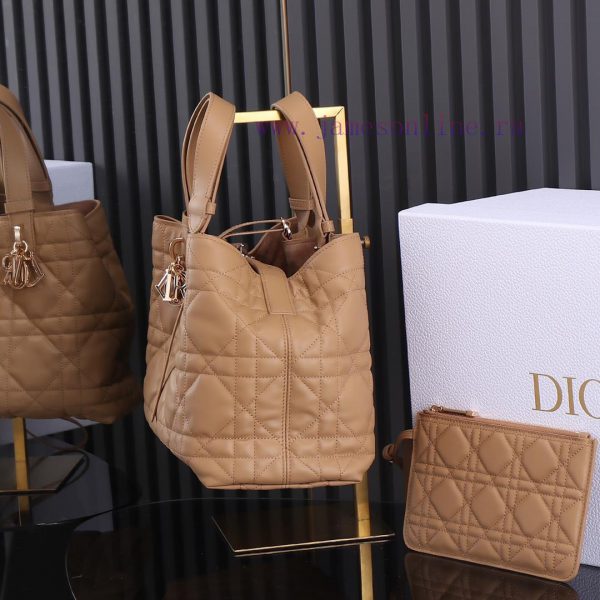 The caramel colored medium-sized new Toujours handbag, this Dior Toujours handbag, made a wo pz7ikjes - Image 4