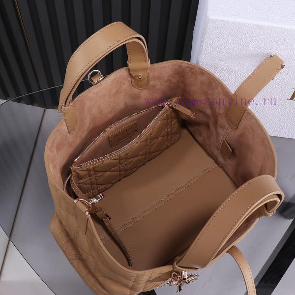 The caramel colored medium-sized new Toujours handbag, this Dior Toujours handbag, made a wo pz7ikjes - Image 5
