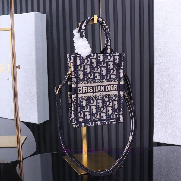 Original factory level vertical mini toteIt's really cute. Dior's size is super suitable for 4vv19i2e