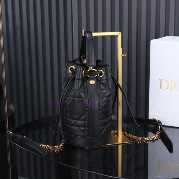 The black backpack is a new product of this season, which made a brilliant debut in Dior's S s5595g12