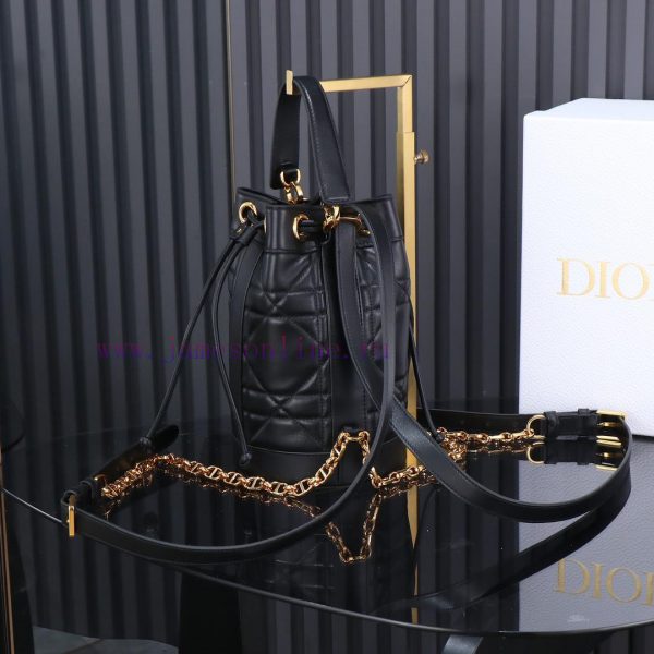 The black backpack is a new product of this season, which made a brilliant debut in Dior's S s5595g12 - Image 3