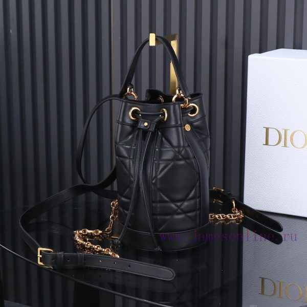 The black backpack is a new product of this season, which made a brilliant debut in Dior's S s5595g12 - Image 4