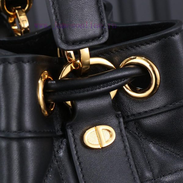 The black backpack is a new product of this season, which made a brilliant debut in Dior's S s5595g12 - Image 5