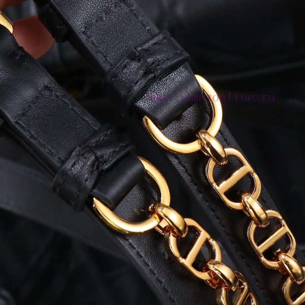 The black backpack is a new product of this season, which made a brilliant debut in Dior's S s5595g12 - Image 6