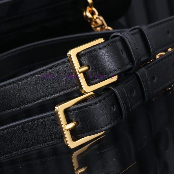 The black backpack is a new product of this season, which made a brilliant debut in Dior's S s5595g12 - Image 7