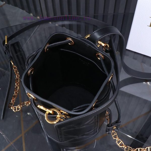 The black backpack is a new product of this season, which made a brilliant debut in Dior's S s5595g12 - Image 8