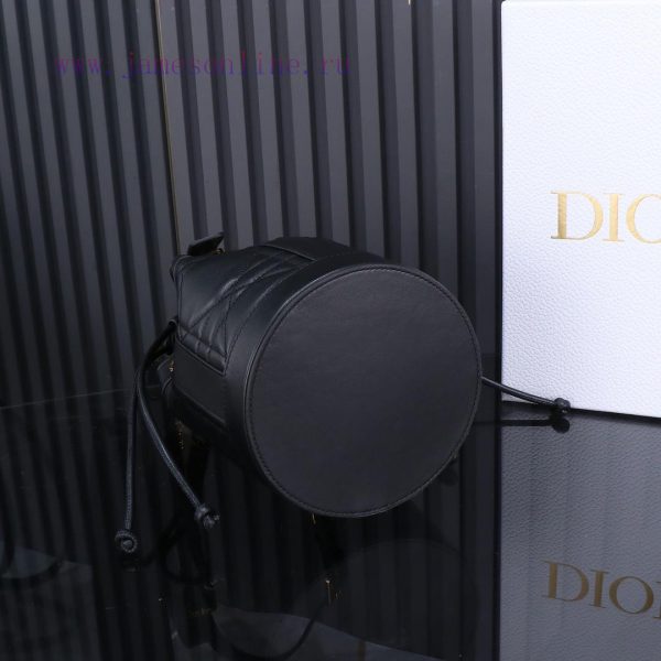 The black backpack is a new product of this season, which made a brilliant debut in Dior's S s5595g12 - Image 10