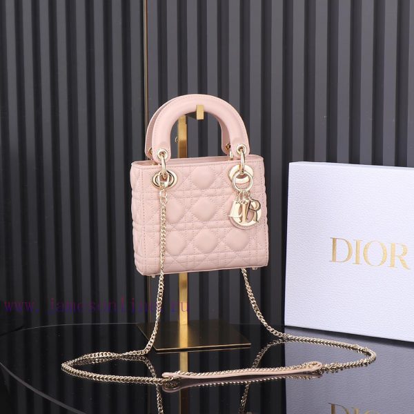 Paired with a cashmere lining and Lady Dior three grid pink, the classic Diana handbag embod d4ggyjec