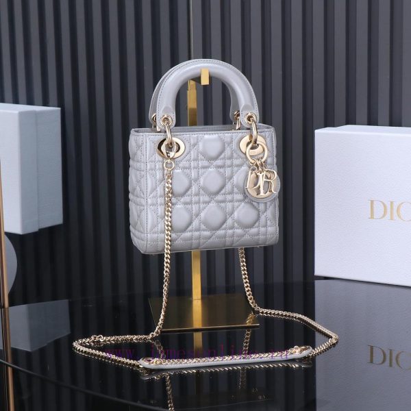 Paired with a cashmere lining and Lady Dior triple grid pearl gray, this classic Diana handb j7k1gi1g