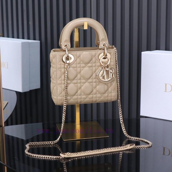 Paired with a cashmere lining and Lady Dior's three grid apricot color, this classic Diana h uqmxhwy3