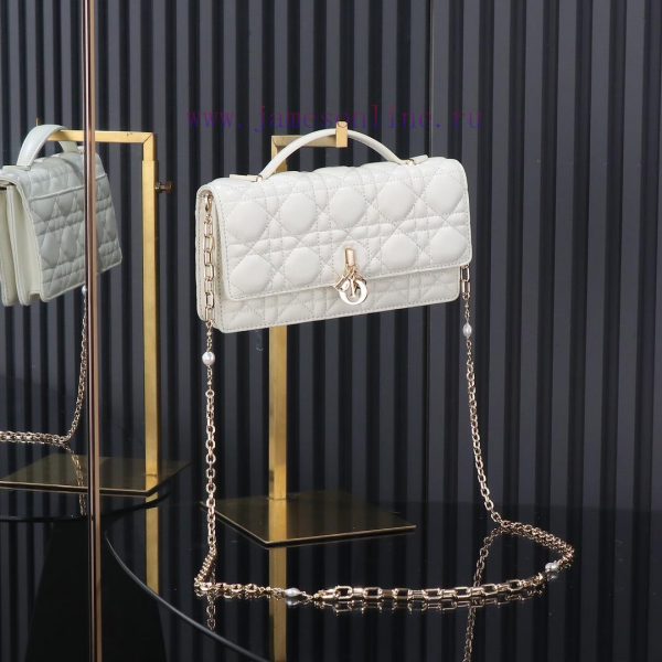 The latest pearl chain clutch bag with original factory grade brick cabinet features a signa casop7hv