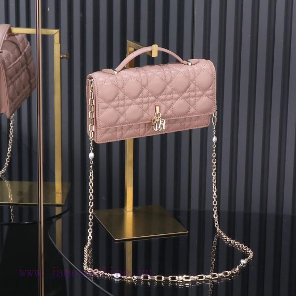 The latest pearl chain handbag with original factory grade pink brick cabinet features iconi nir4jqj8