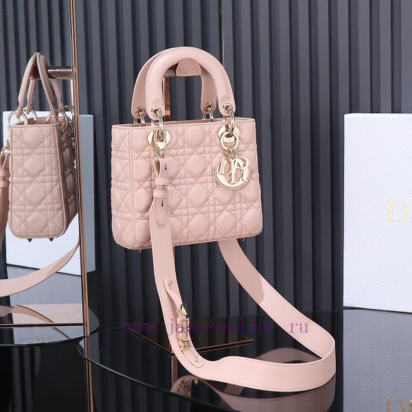 Lady Dior's four grid pink, classic Diana handbag embodies Dior's profound insight into eleg fwsmz57x