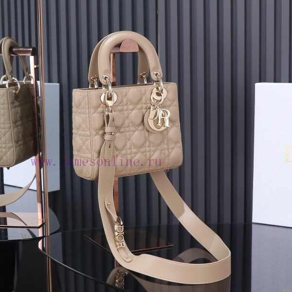 Lady Dior's four grid apricot color, classic Diana handbag embodies Dior's profound insight nqsxbj6g