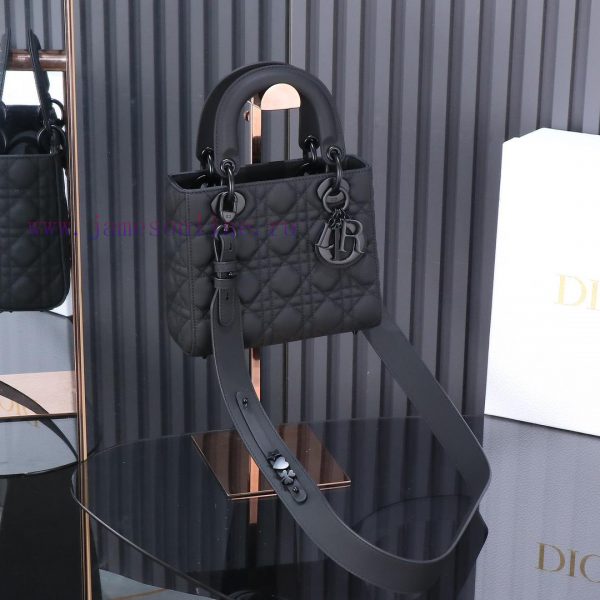 Lady Dior's four grid matte black, classic Diana handbag embodies Dior's profound insight in vdg8ybfy