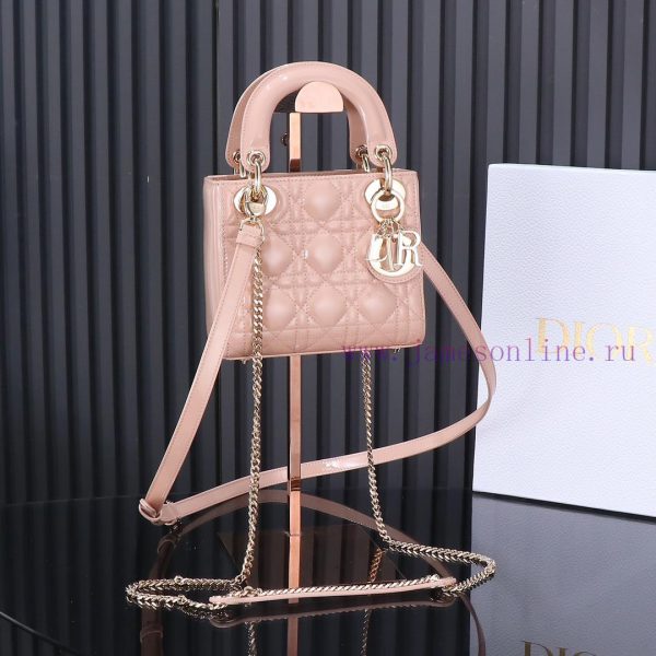 Paired with a cashmere lining and Lady Dior three grid pink patent leather, this classic Dia ew8017xt