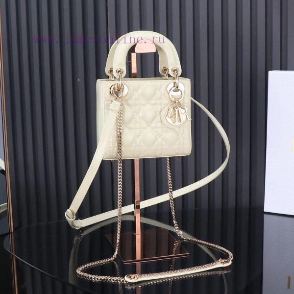 Paired with a cashmere lining and Lady Dior three grid white patent leather, this classic Di why7rl67