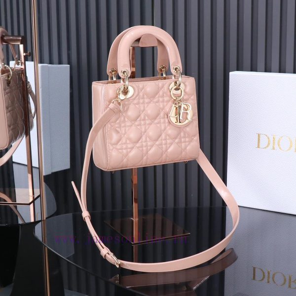 Lady Dior's four grid pink patent leather, classic Diana handbag embodies Dior's profound in 7cgj76ec