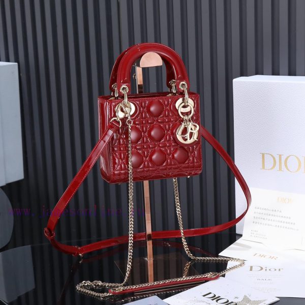 Paired with Lady Dior's three grid cherry red patent leather lining in cashmere, this classi tfzrlv98