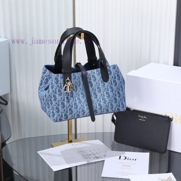 Toujours Small SpotThe Toujours denim series has been inspired by this bag, which reinterpre vllqf5ya