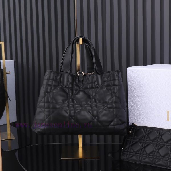 The black medium new Toujours handbag, this Dior Toujours handbag, made a wonderful debut in iewh7068 - Image 3