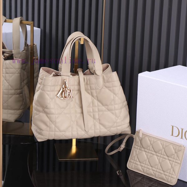 The cream apricot colored medium-sized new Toujours handbag, this Dior Toujours handbag, mad j2uaiafx